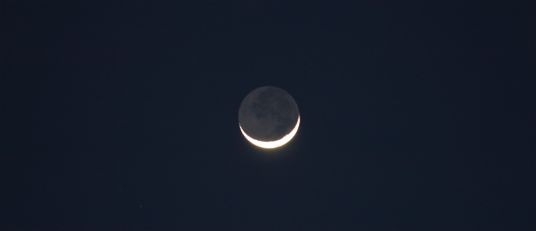 Cresent Moon shines above Venus-Jupiter conjunction