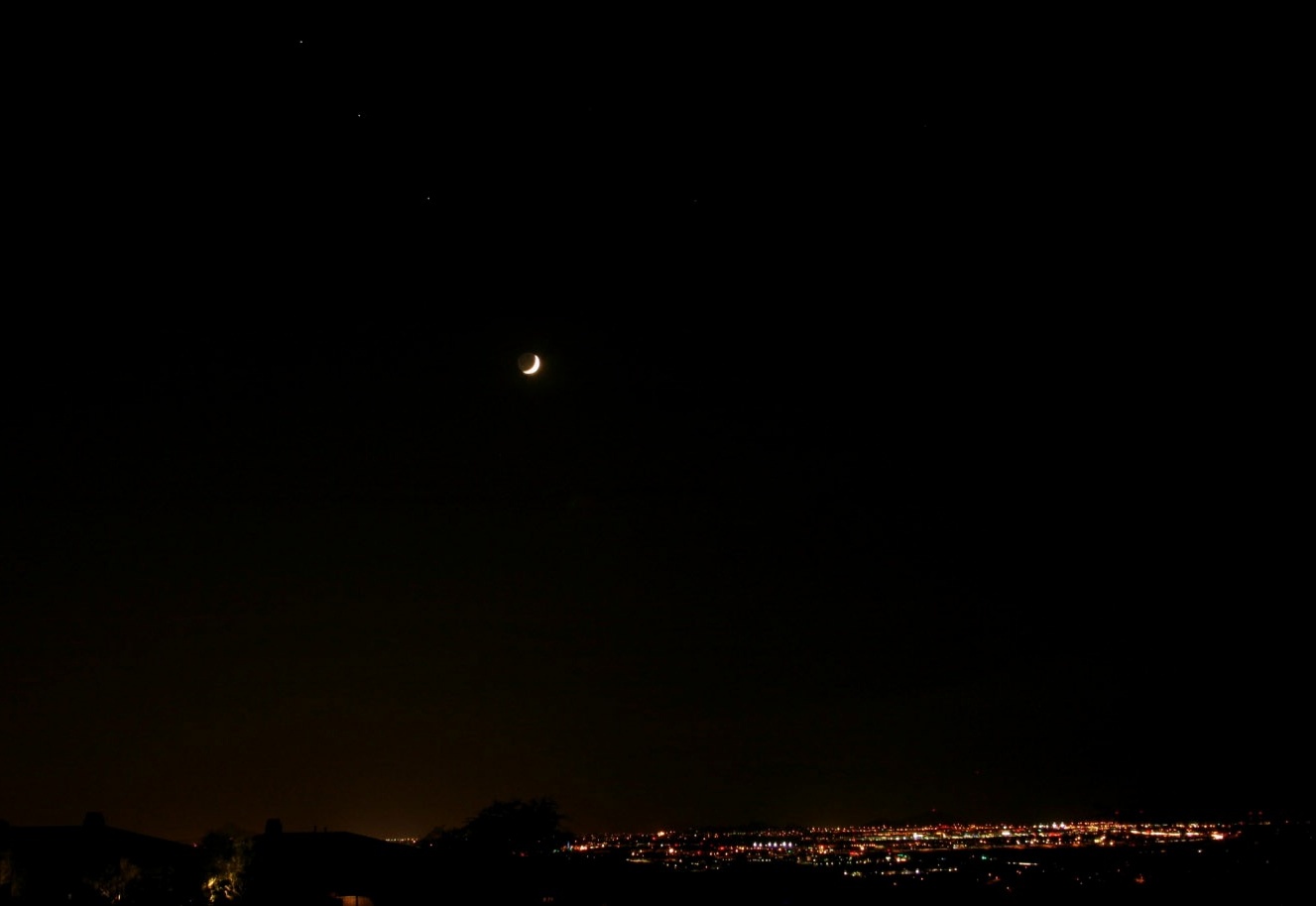 Saturn, Mars, and Regulus aligned with the crescent Moon